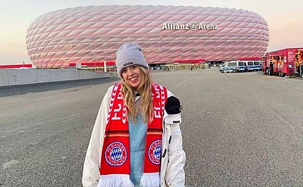 Carmen Gutiérrez, frente al estadio Allianz Arena, en Múnich. 