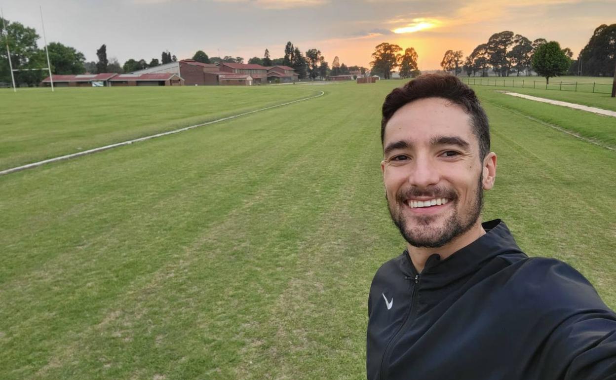 Ignacio Fontes, en las pistas de hierba en las que entrena en Sudáfrica. 