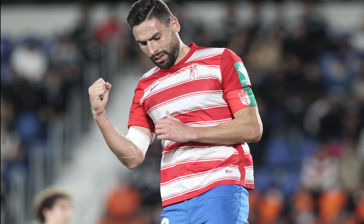 Antonio Puertas, capitán ayer de inicio, celebra el tanto anotado ante el Laguna. 