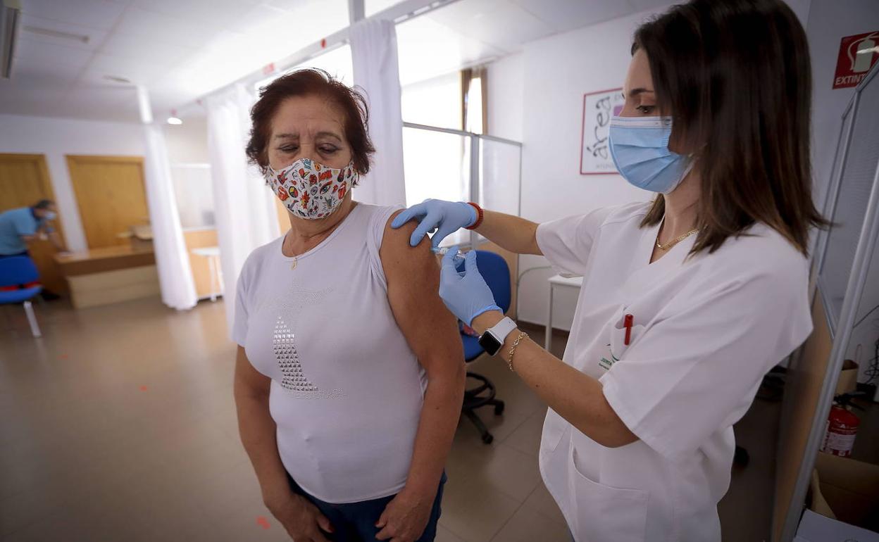 Retrasos en la campaña de la gripe en Granada por el descenso en la llegada de vacunas