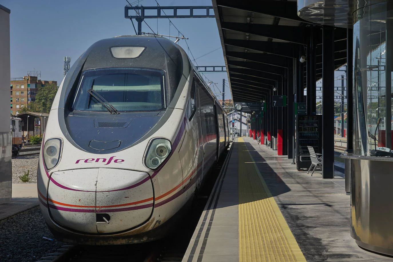 Un tren de alta velocidad en la estación de Granada. 