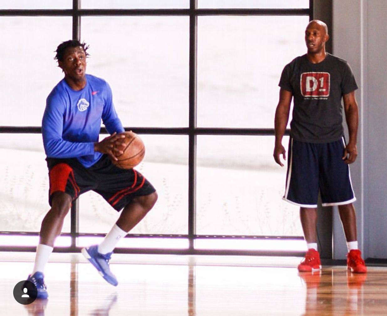 Thomas Bropleh (izquierda) se ejercita ante la atenta mirada de Chauncey Billups. 