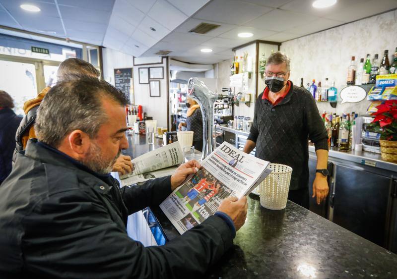 Un cliente de la cafetería lee la portada de IDEAL con Adri Butzke mientras su padre, Thomas, le atiende. 