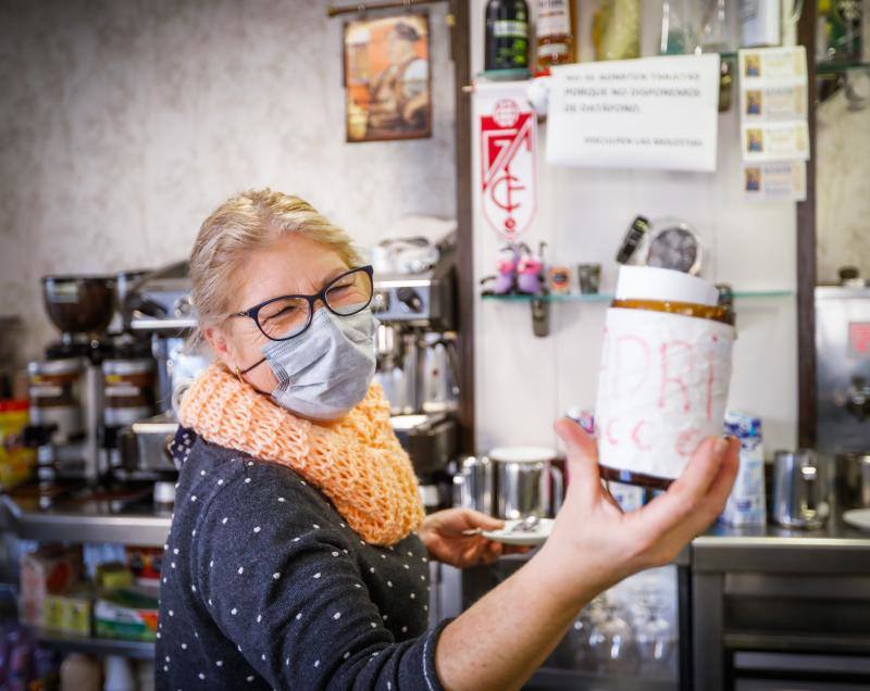 Inma muestra la hucha en la que Adri Butzke guarda sus propinas. 