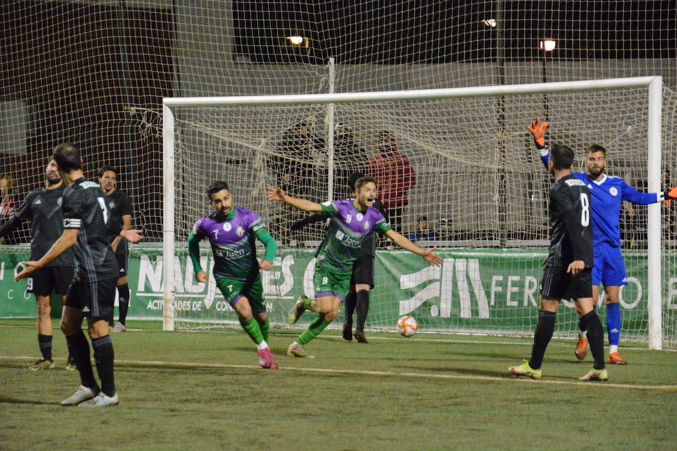 Celebración de uno de los goles del Mancha Real. 