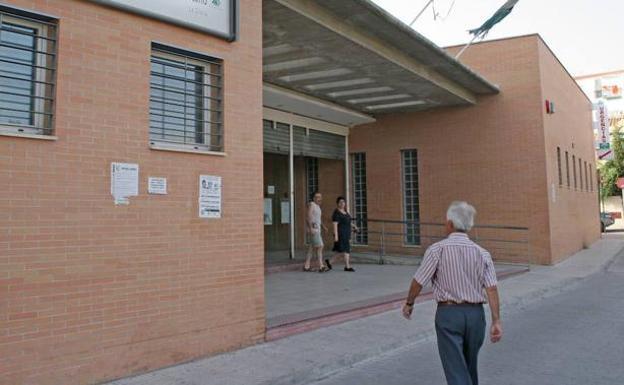 La odisea para conseguir una cita telefónica en el centro de salud de la Chana: «Llevamos meses así»