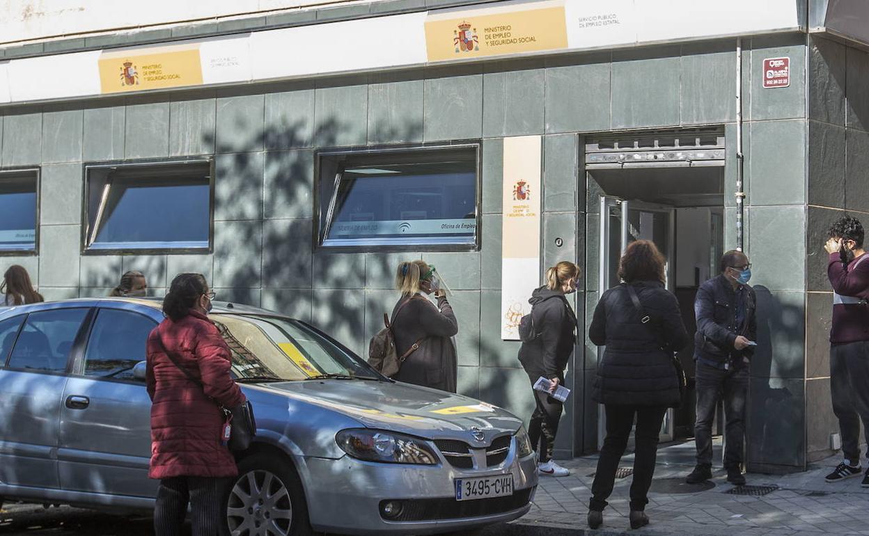 Un grupo de personas hace cola frente a una oficina del SEPE de la capital granadina en una imagen de archivo. 