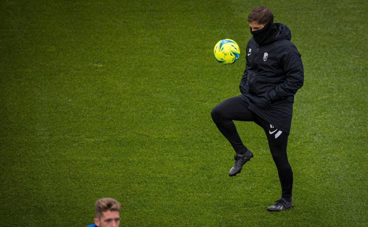 Robert Moreno, durante el entrenamiento de este jueves. 