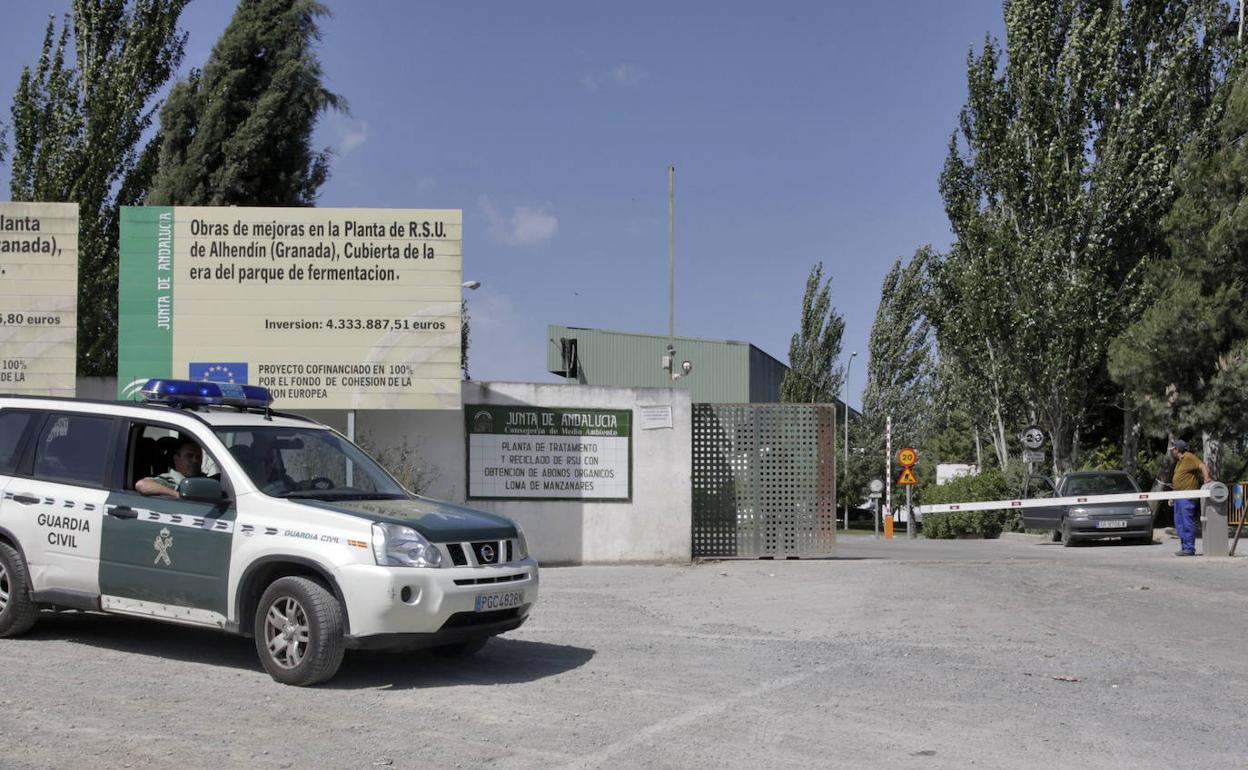 Un coche de la Guardia Civil en la entrada de la planta de basuras de Alhendín