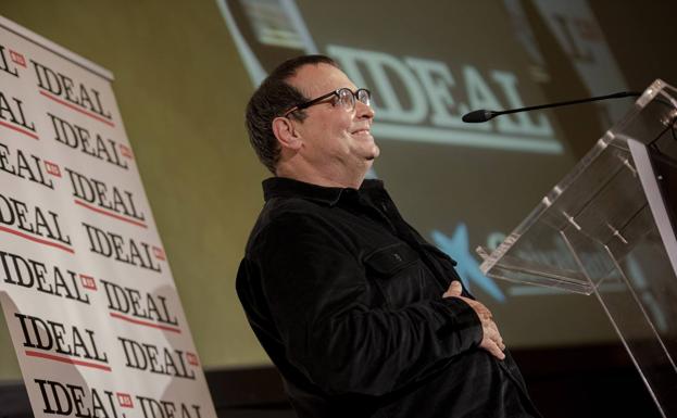 El artista Santiago Ydáñez durante su intervención en la gala. 