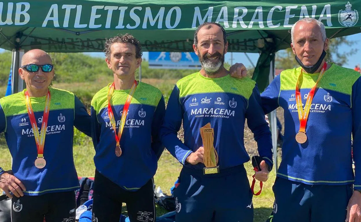 Algunos de los medallistas del club de Maracena en Torredonjimeno. 