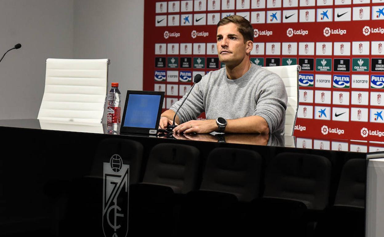 Robert Moreno, que vio el partido desde un palco por el segundo partido de su sanción, en la sala de prensa tras el triunfo. 
