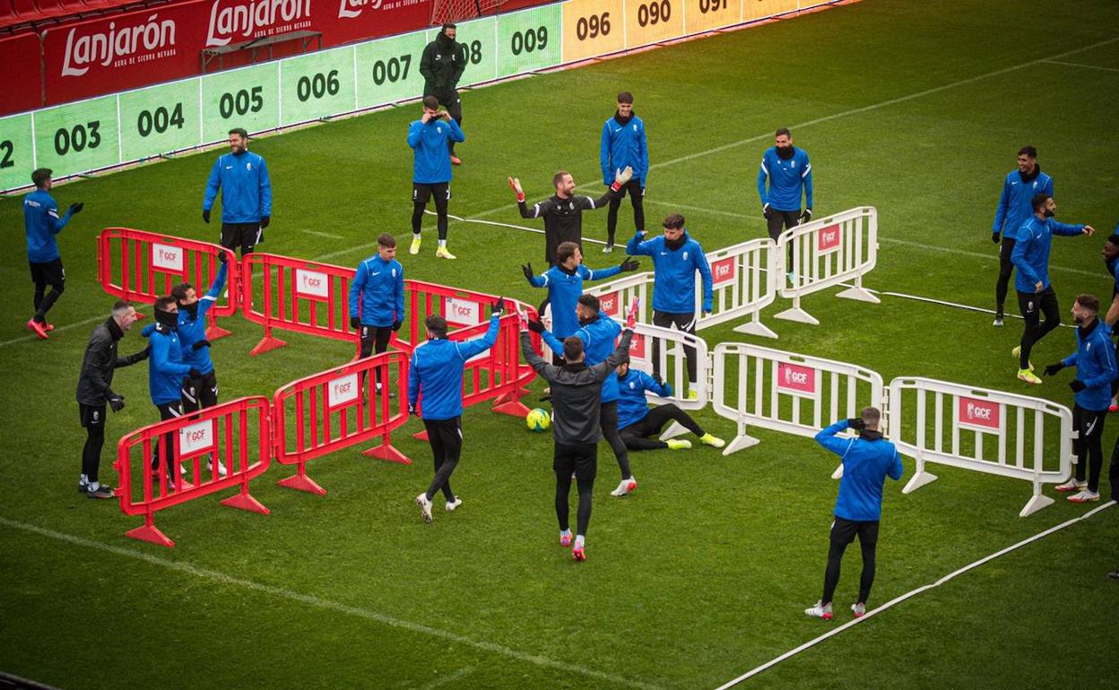 Los jugadores del Granada, durante el calentamiento previo al entreno del jueves. 