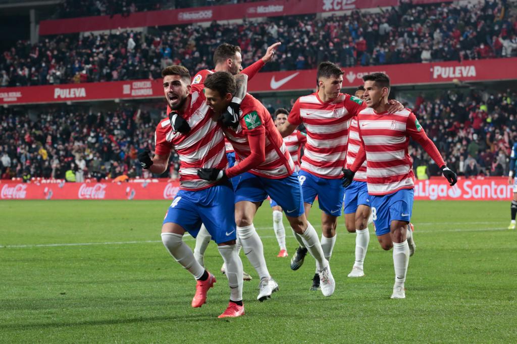 Los jugadores del Granada celebran el gol de Puertas para el 1-0. 