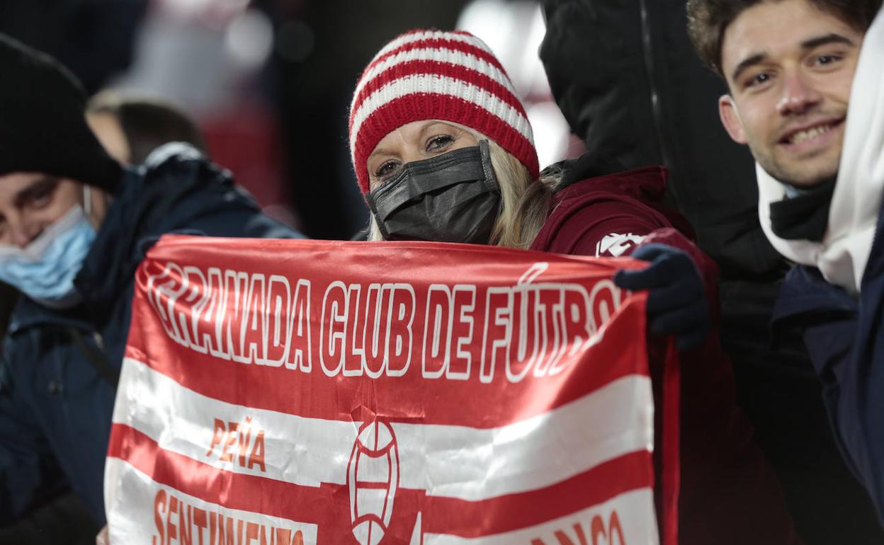 Los aficionados se abrigaron en una noche en la que se agradeció la mascarilla. 