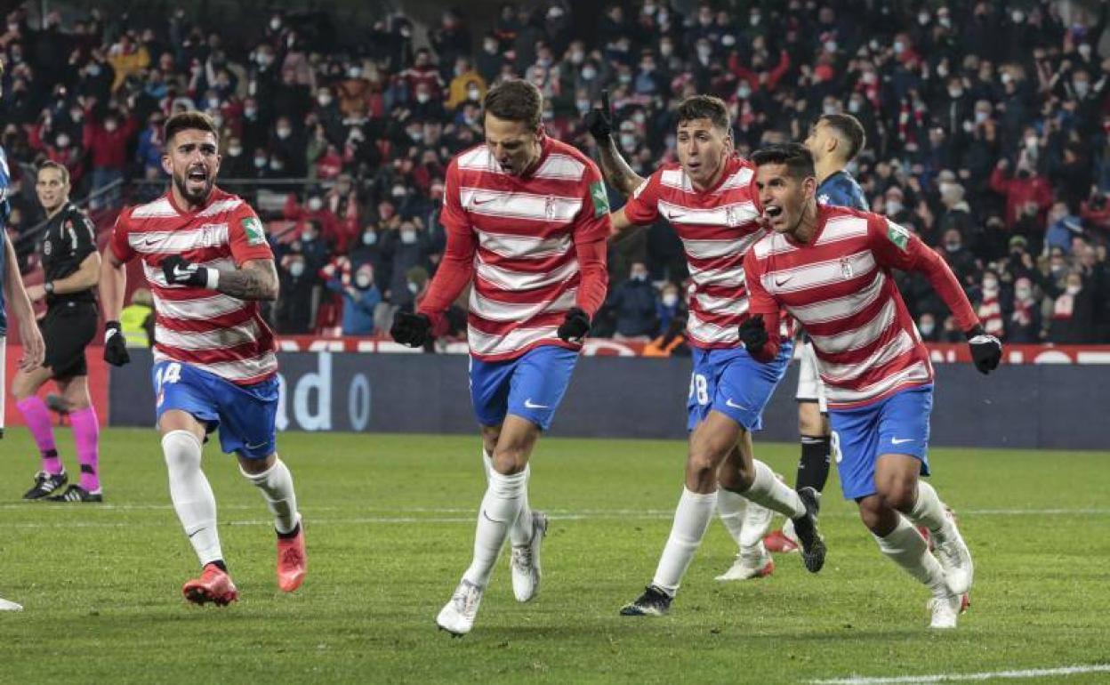 Santiago Arias celebra su gol entre Monchu, Torrente y Abram.