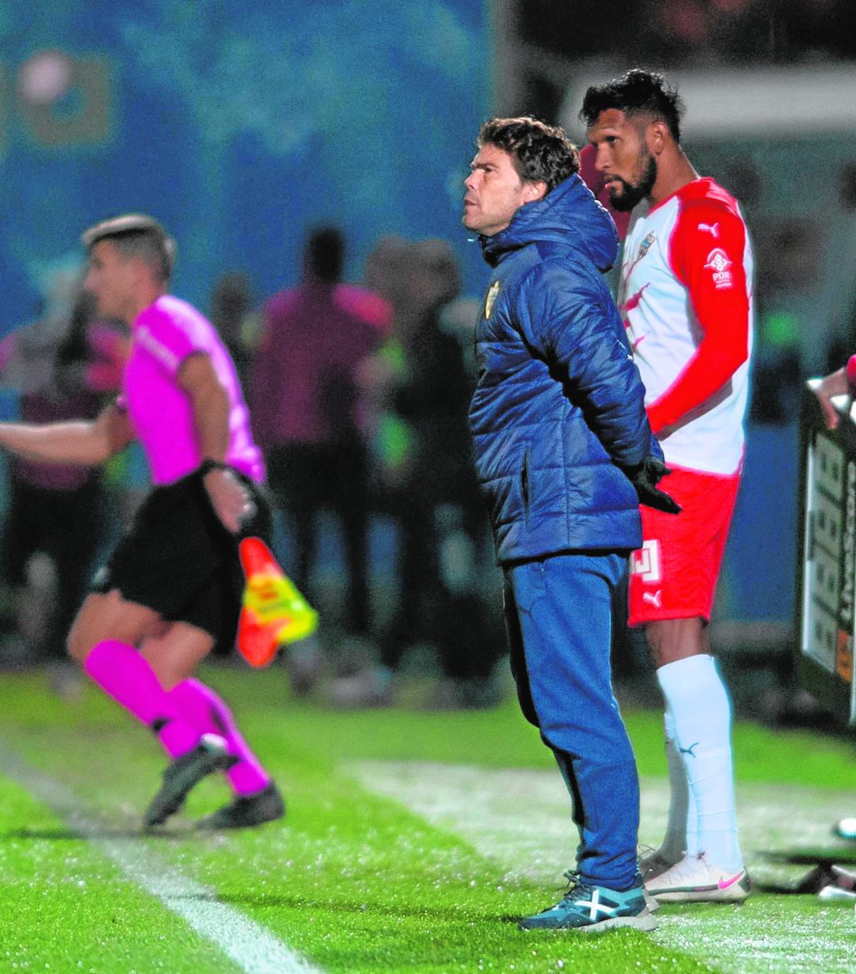 Rubi prepara el cambio para dar entrada a Dyego Sousa buscando el gol de la victoria que no se produjo. 