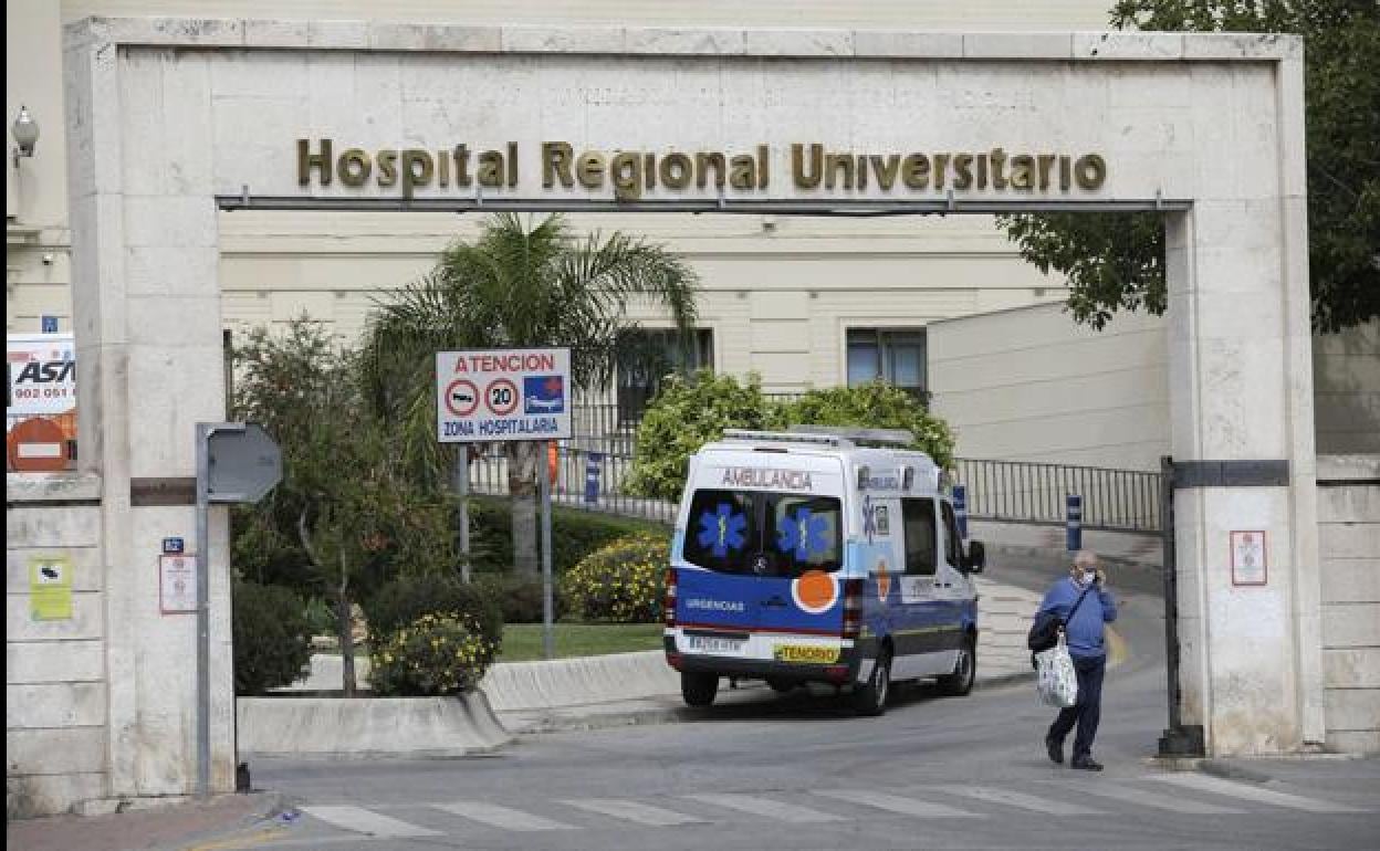 Vista del acceso principal al Hospital Regional de Málaga.