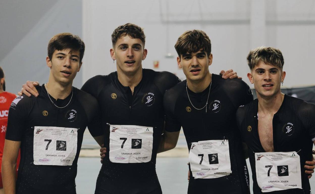 Los relevistas Álex Ávila, Javi Arroyo, Diego Estévez y José Luis Jiménez, tras el récord.