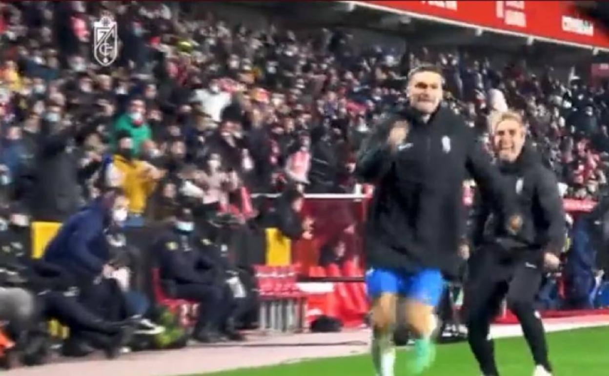 Pantallazo de Molina yendo a celebrar el gol, con Guindos detrás.