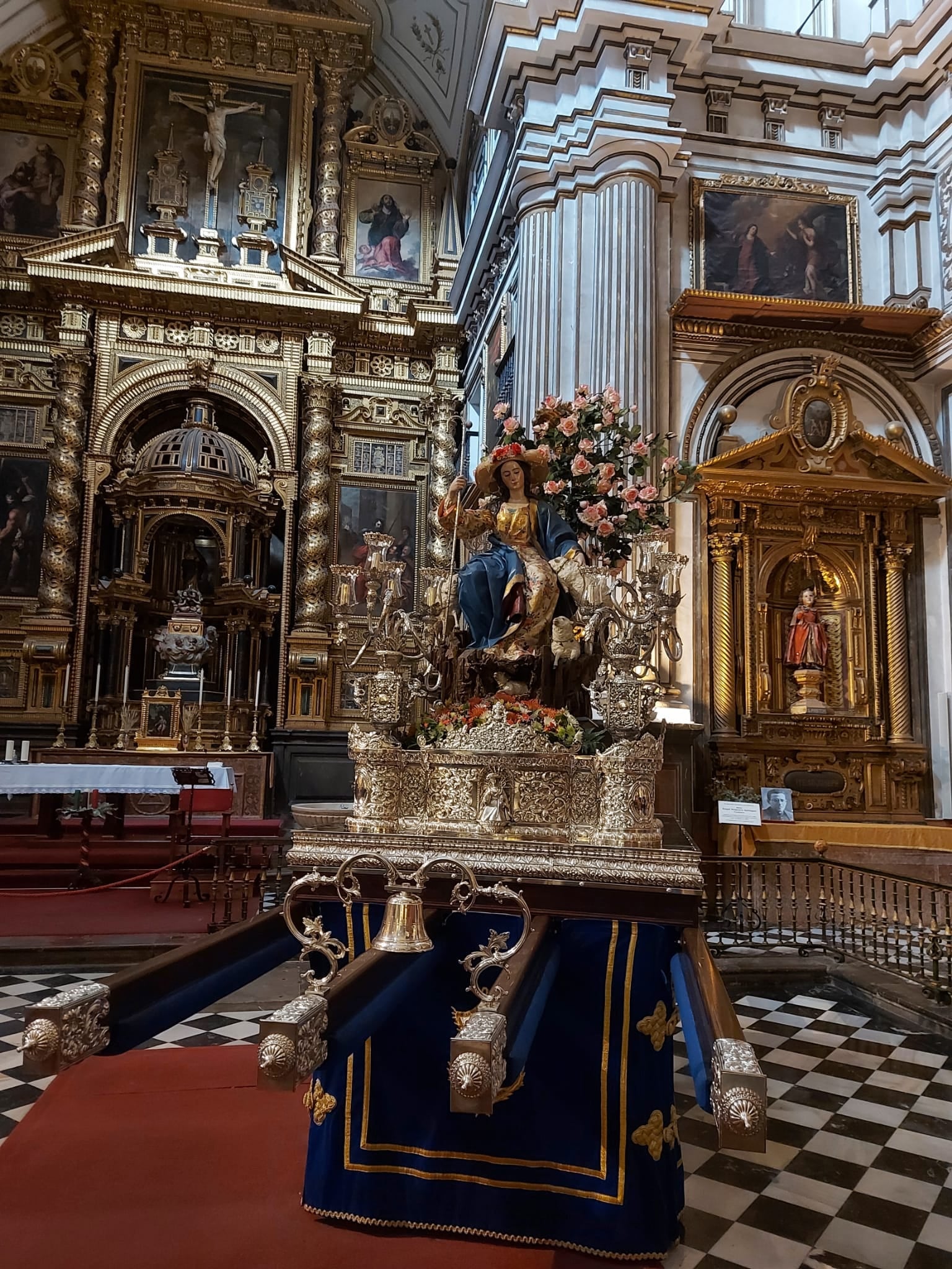 La imagen de la Divina Pastora de Gójar, a los pies del altar mayor de la Colegiata de los Santos Mártires Justo y Pastor.