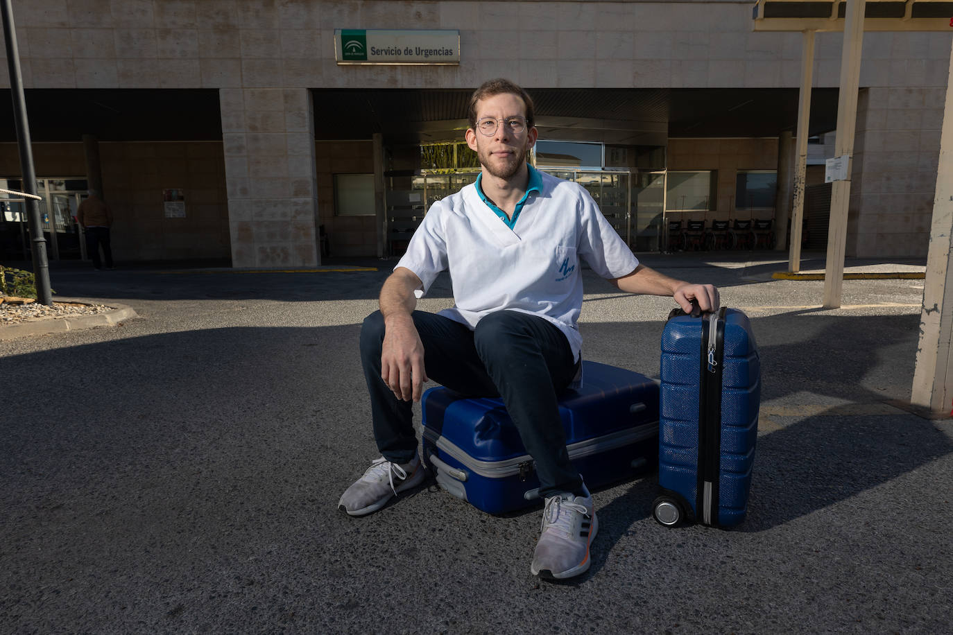 Francisco López, con sus maletas.