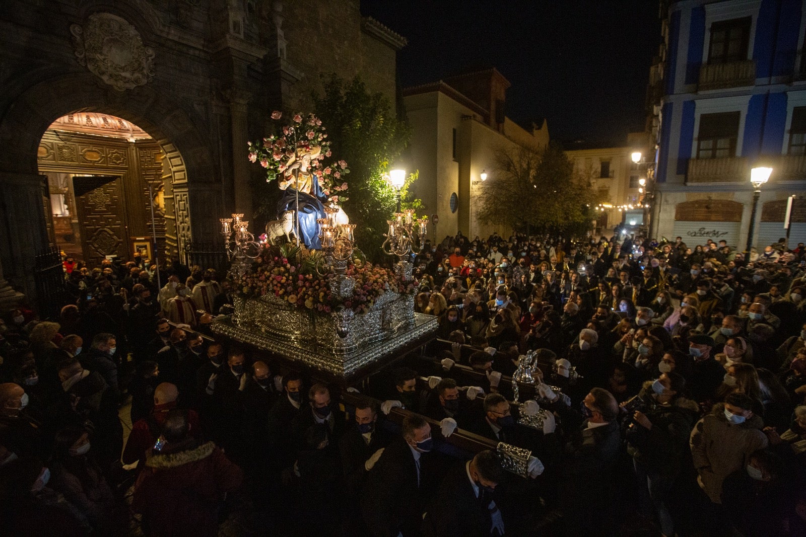 Gójar sale a la calle para procesionar a la Divina Pastora.