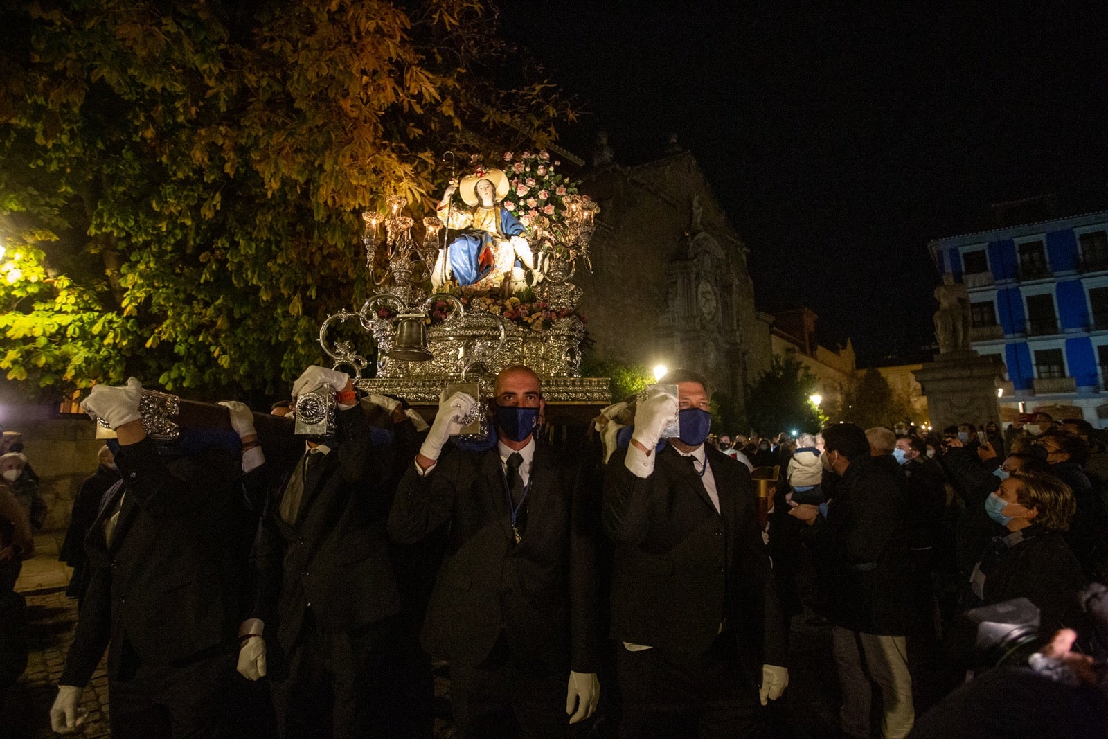 Gójar sale a la calle para procesionar a la Divina Pastora.