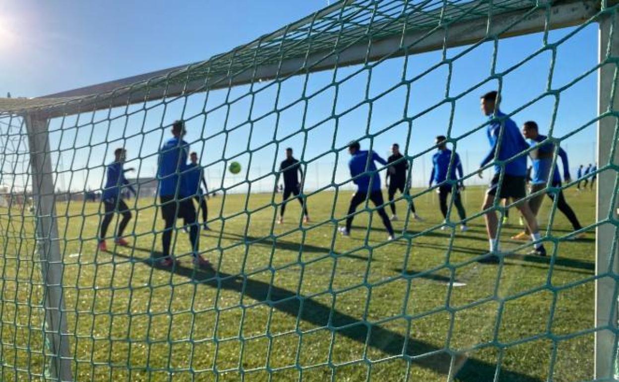 Entrenamiento vespertino del Granada ayer en la Ciudad Deportiva. 