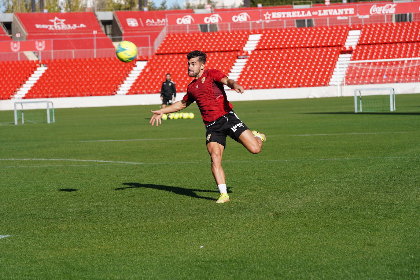 La UD Almería trabaja para no abandonar el liderato.