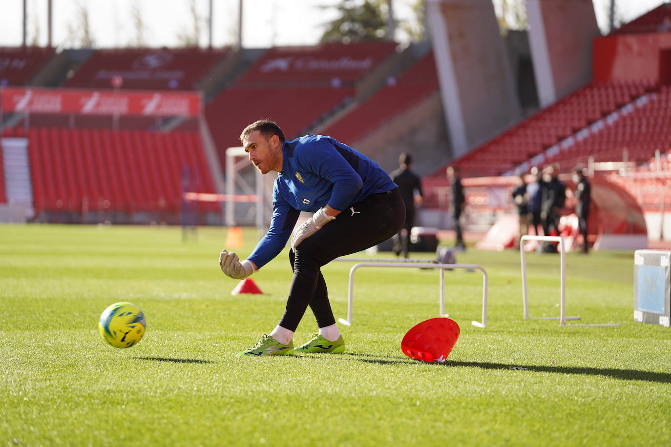 La UD Almería trabaja para no abandonar el liderato.