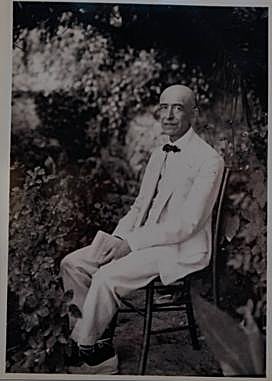 La emblemática foto de Falla en su jardín.