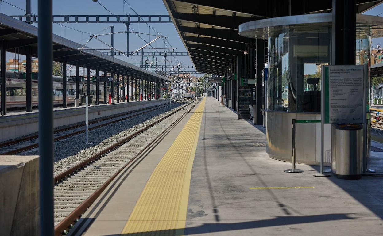 La estación de tren de Granada, vacía.