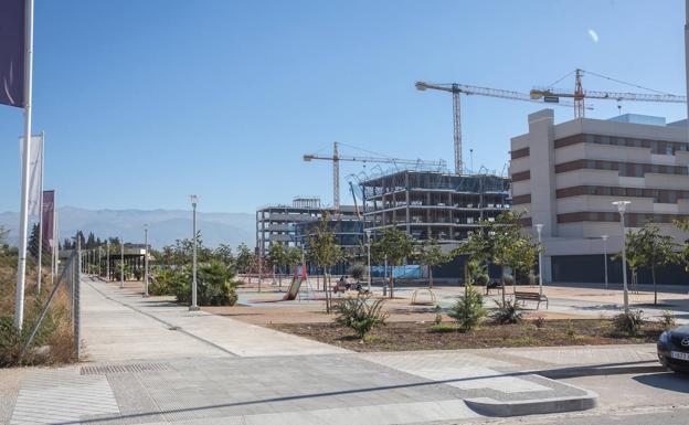 A la derecha, uno de los dos edificios de Aedas ya acabados frente al parque de las Alquerías;al fondo, las viviendas en construcción.