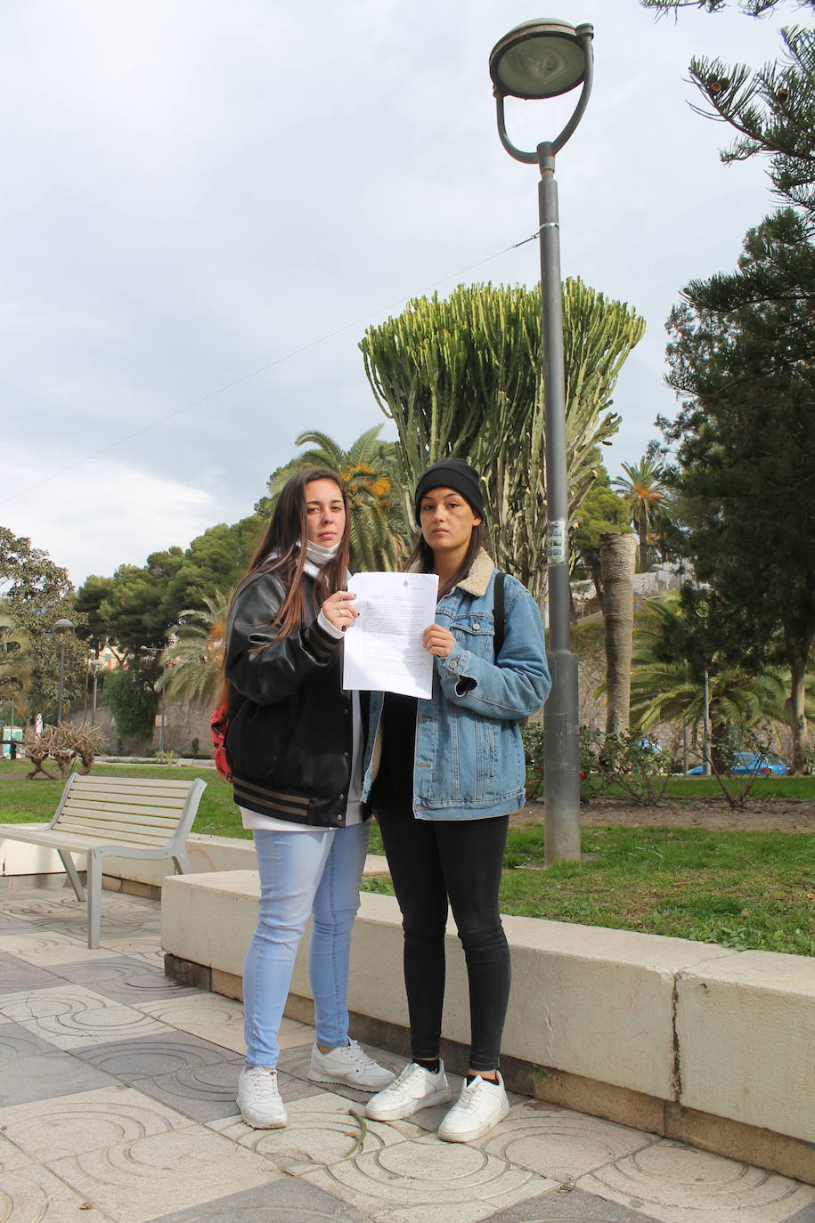 La pareja sostiene la denuncia en el Paseo de las Explanadas.