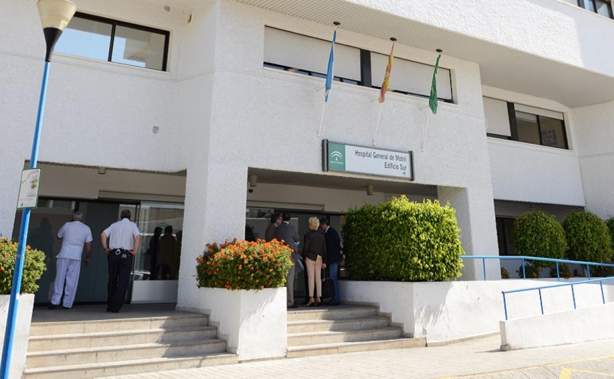 Dos personas trasladadas al hospital con quemaduras graves tras el incendio de una caseta agrícola en Carchuna