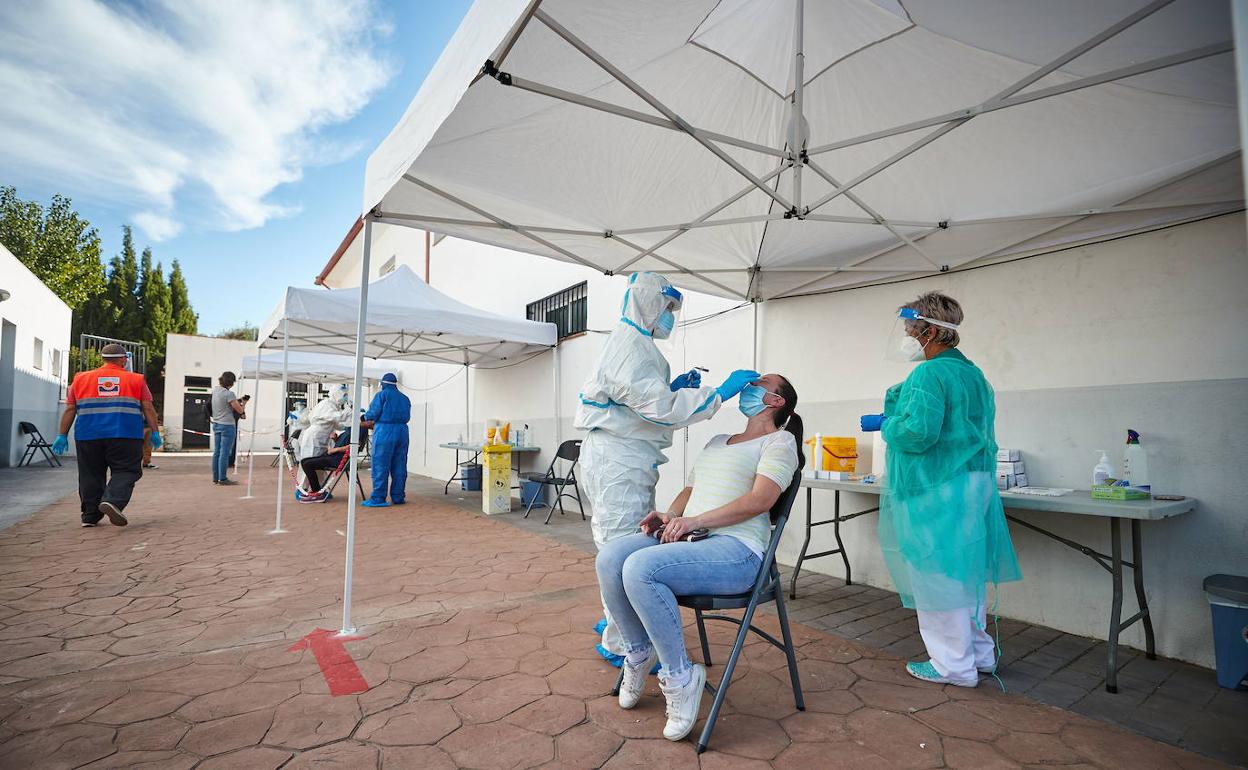 Imagen de archivo de una chica haciéndose una prueba de antígenos. 