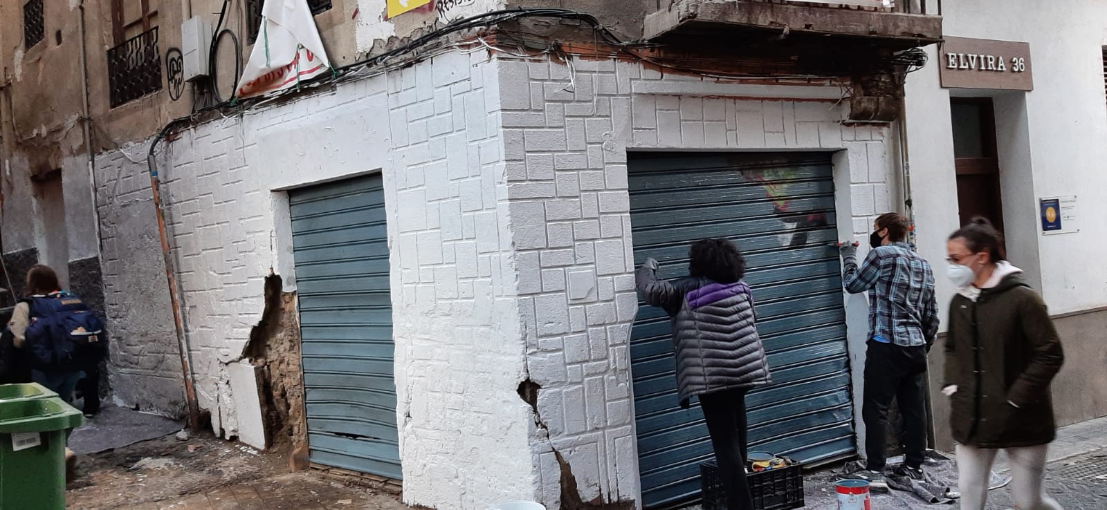 Imagen principal - Vecinos del Albaicín y estudiantes americanos se unen contra los grafitis del barrio