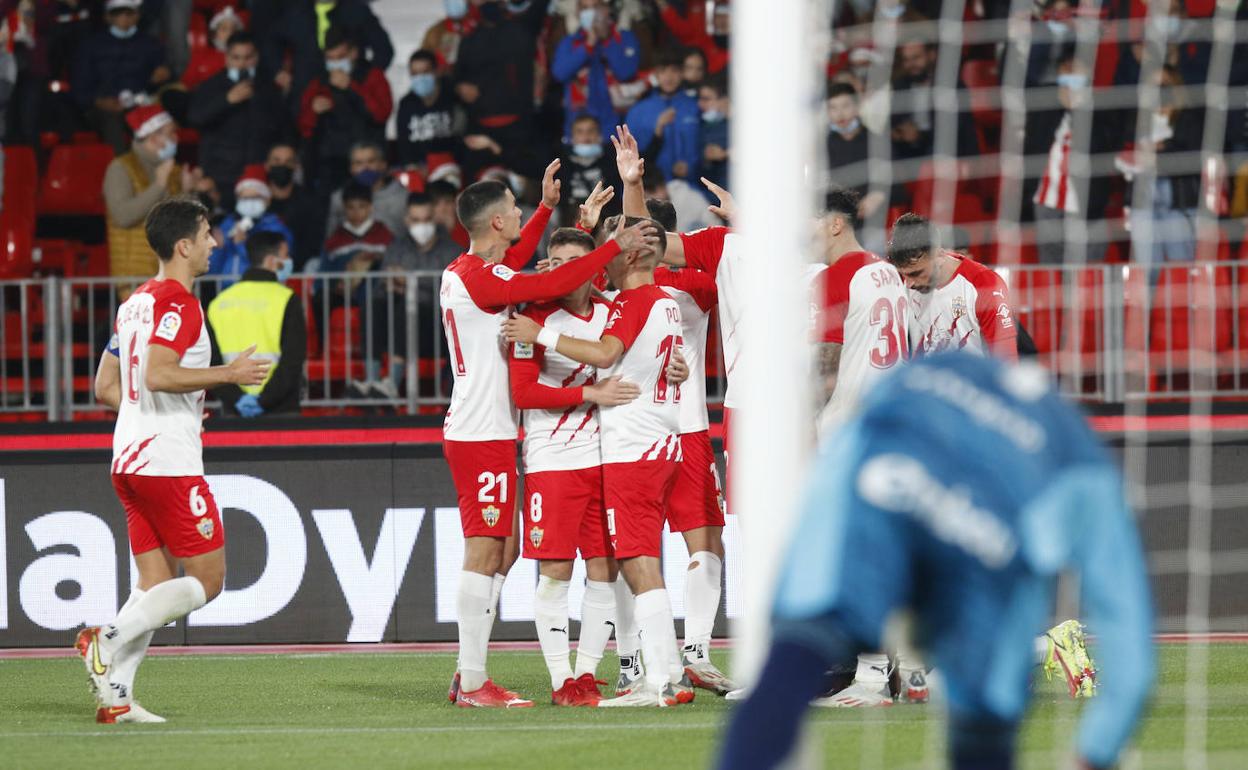 El Almería se da un 'baño de realidad'