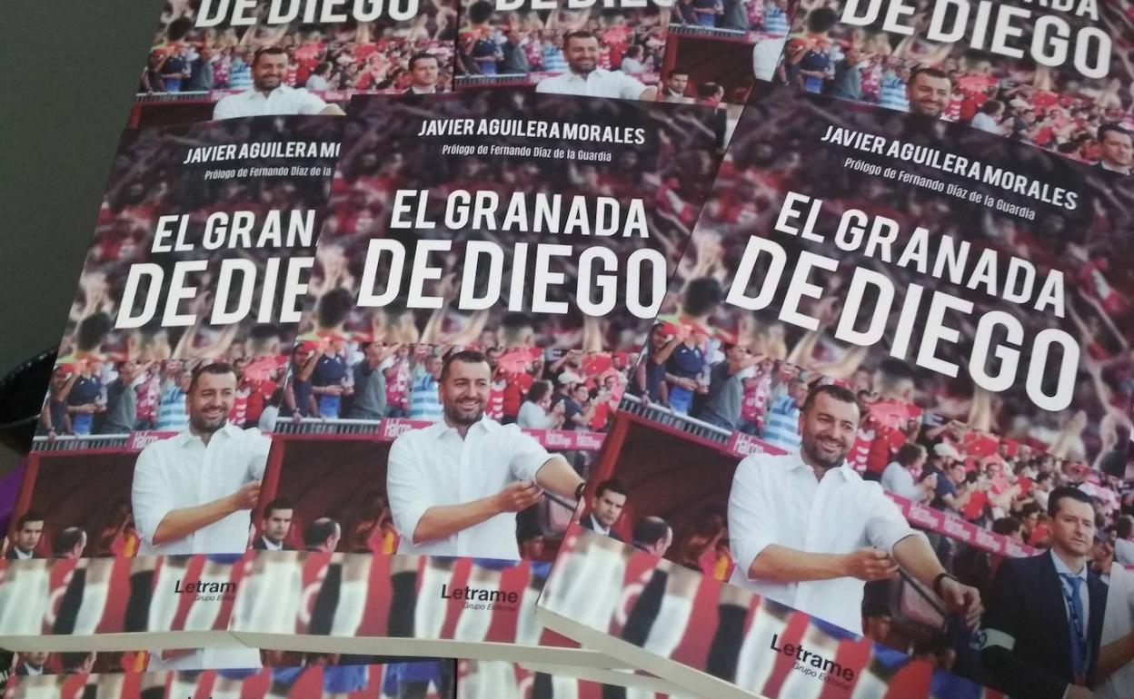 Varios ejemplares de la obra 'El Granada de Diego', escrito por el periodista Javier Aguilera. 