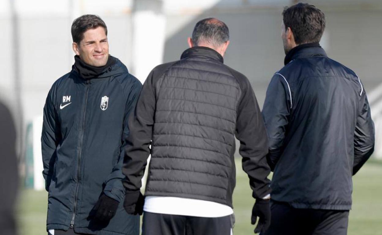 Robert Moreno conversa con sus ayudantes durante el entrenamiento de este sábado. 