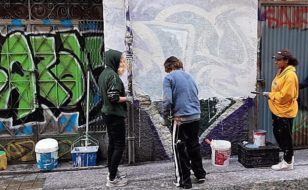Vecinos del Albaicín y estudiantes americanos se unen contra los grafitis del barrio