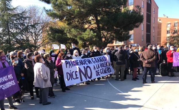 Más de doscientas personas claman contra la violencia machista en Granada