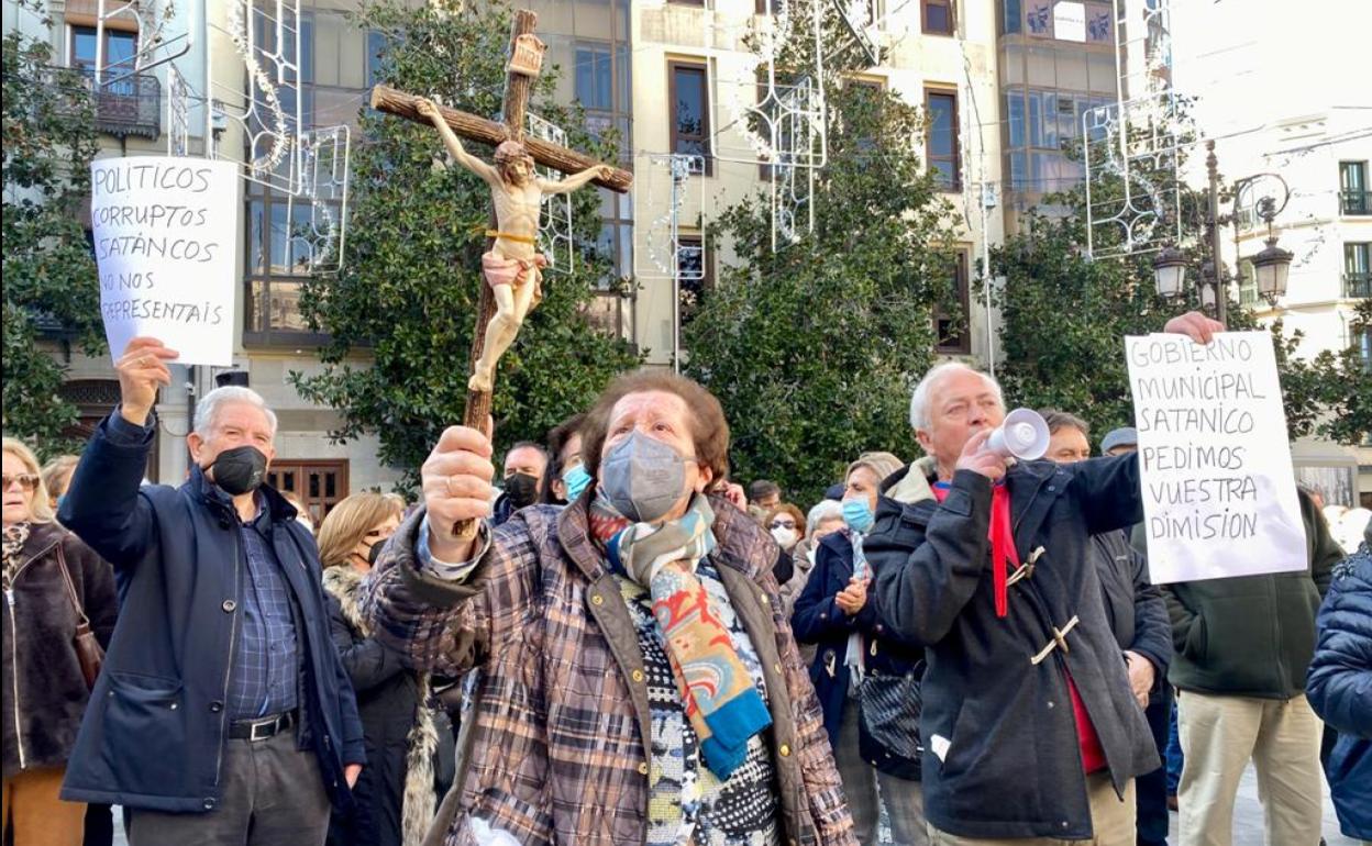 Concentración ultracatólica frente al Ayuntamiento de Granada.