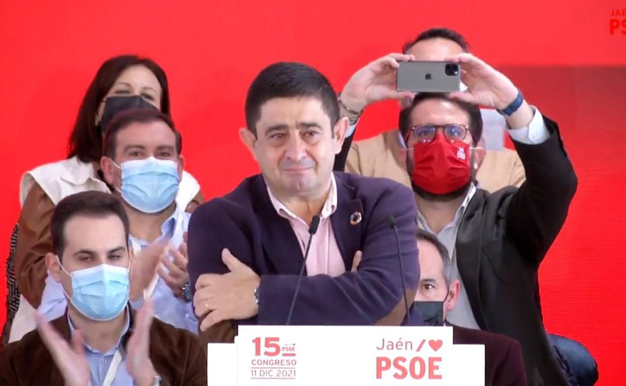 Gesto de un emocionado Francisco Reyes, agradeciendo el aplauso del congreso socialista. 