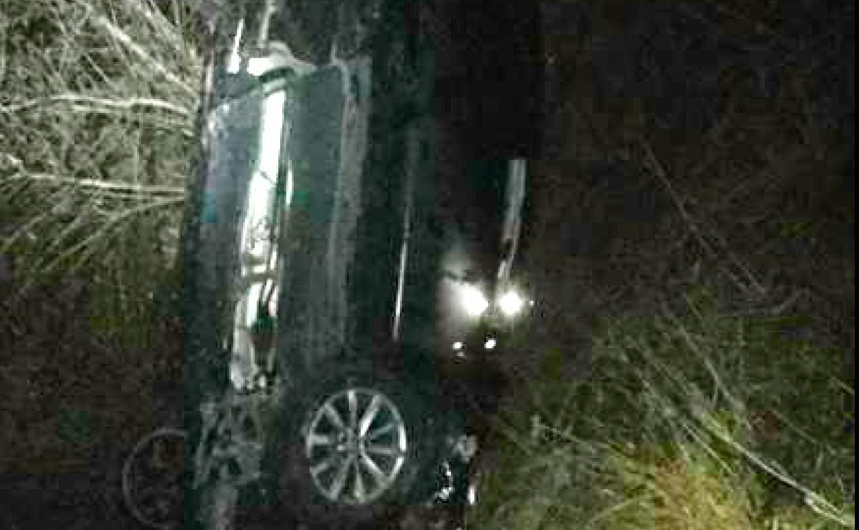 Imagen del coche que conducía el arzobispo y que tuvo que ser rescatado por una grúa