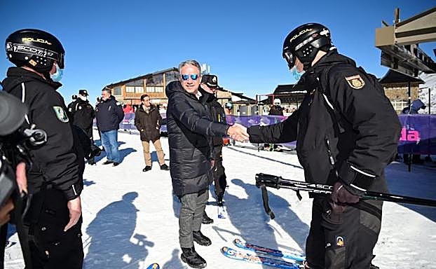 El consejero de Presidencia, Elías Bendodo, en Sierra Nevada.