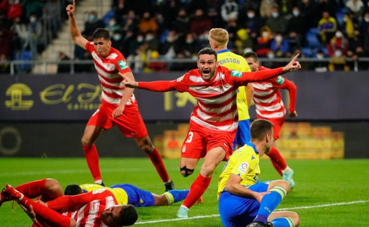 Jorge Molina celebra su tanto en el Nuevo Mirandilla. 