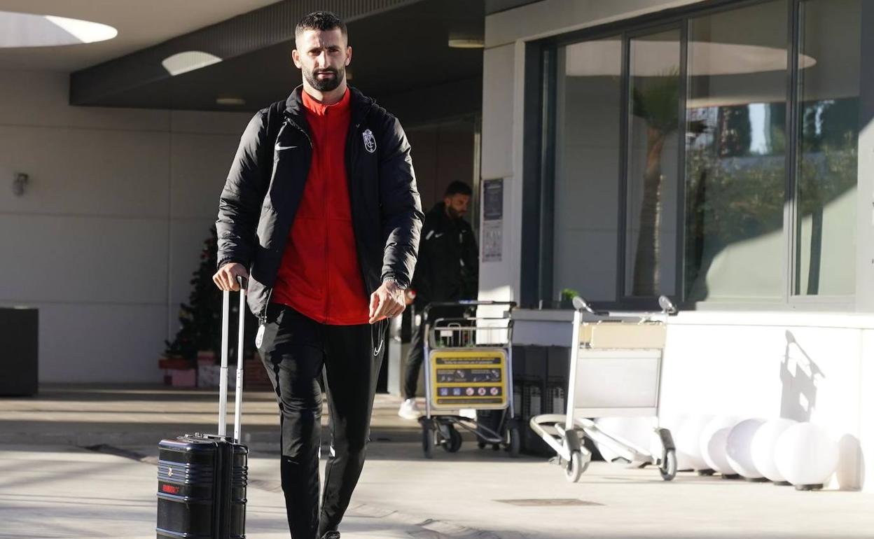 Maxime Gonalons arrastra su maleta a la salida de la Ciudad Deportiva. 