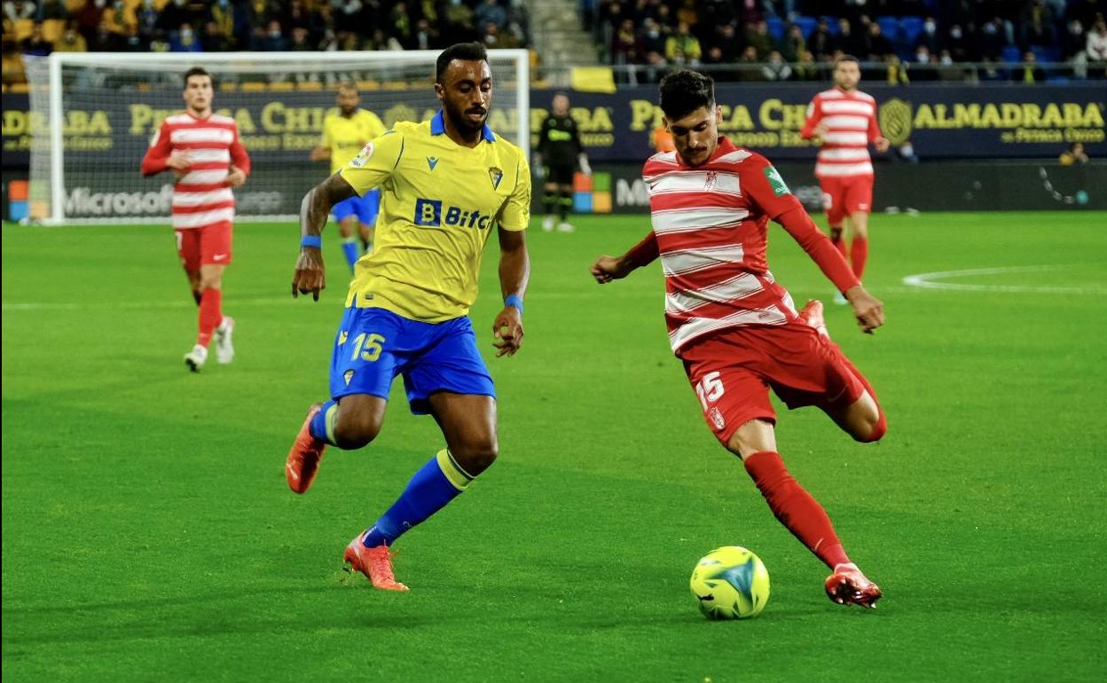 Carlos Neva despeja ante Akapo en el Nuevo Mirandilla. 